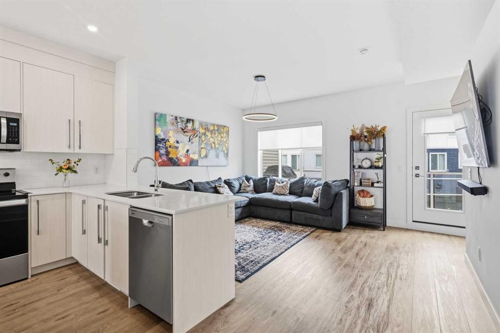602-335 Creekside Boulevard Sw, Calgary, AB - Indoor Photo Showing Kitchen With Double Sink