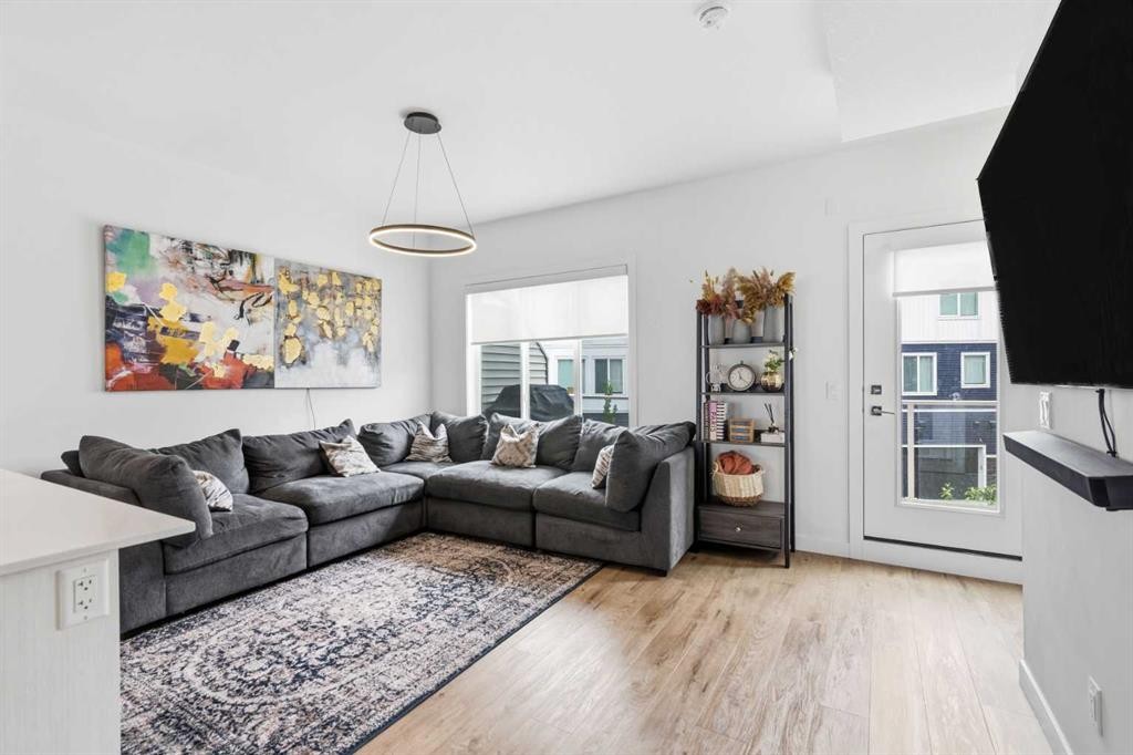 602-335 Creekside Boulevard Sw, Calgary, AB - Indoor Photo Showing Living Room