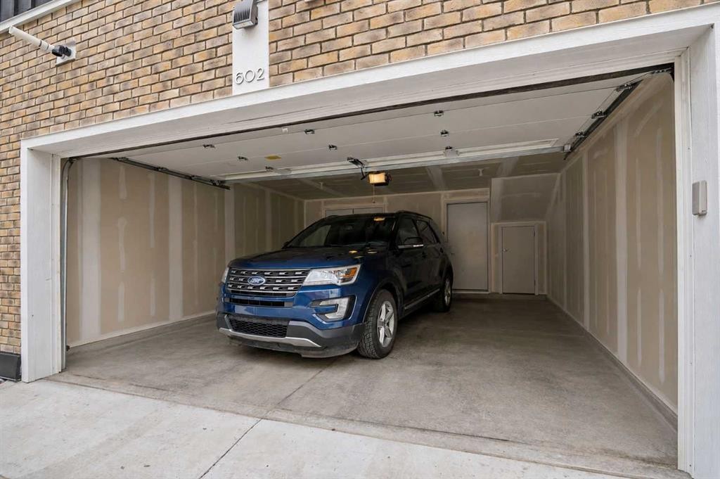 602-335 Creekside Boulevard Sw, Calgary, AB - Indoor Photo Showing Garage