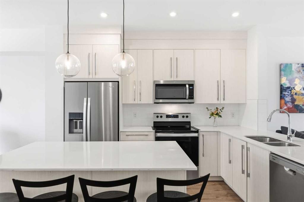 602-335 Creekside Boulevard Sw, Calgary, AB - Indoor Photo Showing Kitchen With Stainless Steel Kitchen With Double Sink With Upgraded Kitchen