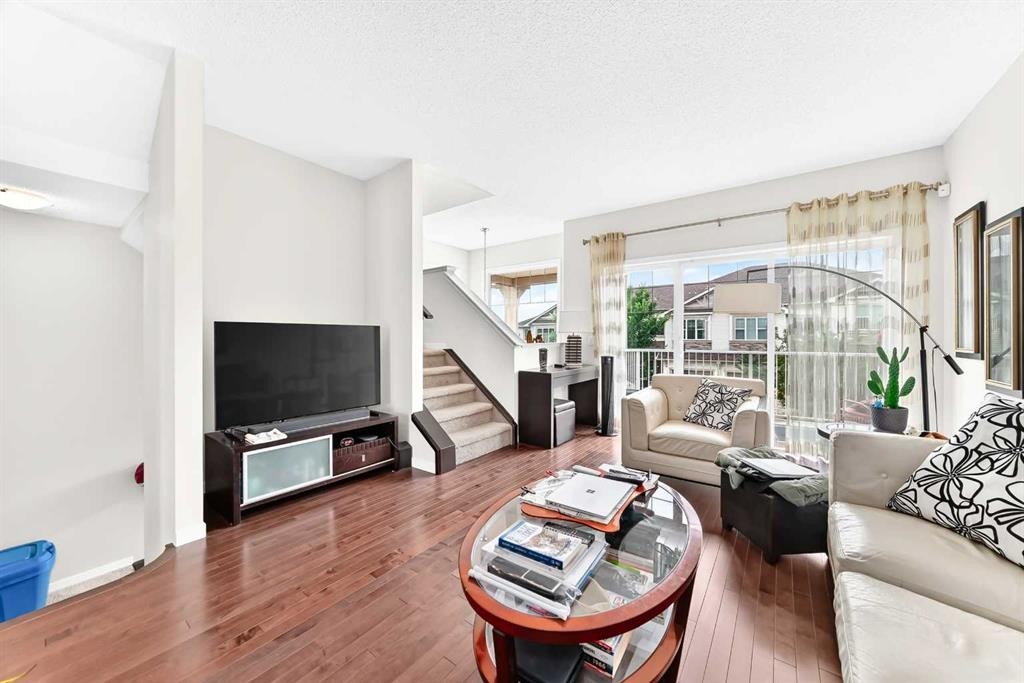 302 Sunset Point, Cochrane, AB - Indoor Photo Showing Living Room