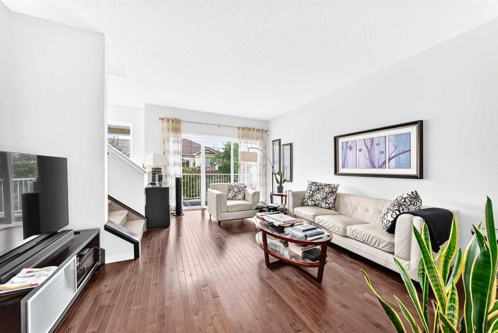 302 Sunset Point, Cochrane, AB - Indoor Photo Showing Living Room