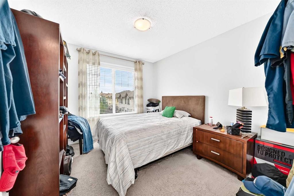 302 Sunset Point, Cochrane, AB - Indoor Photo Showing Bedroom