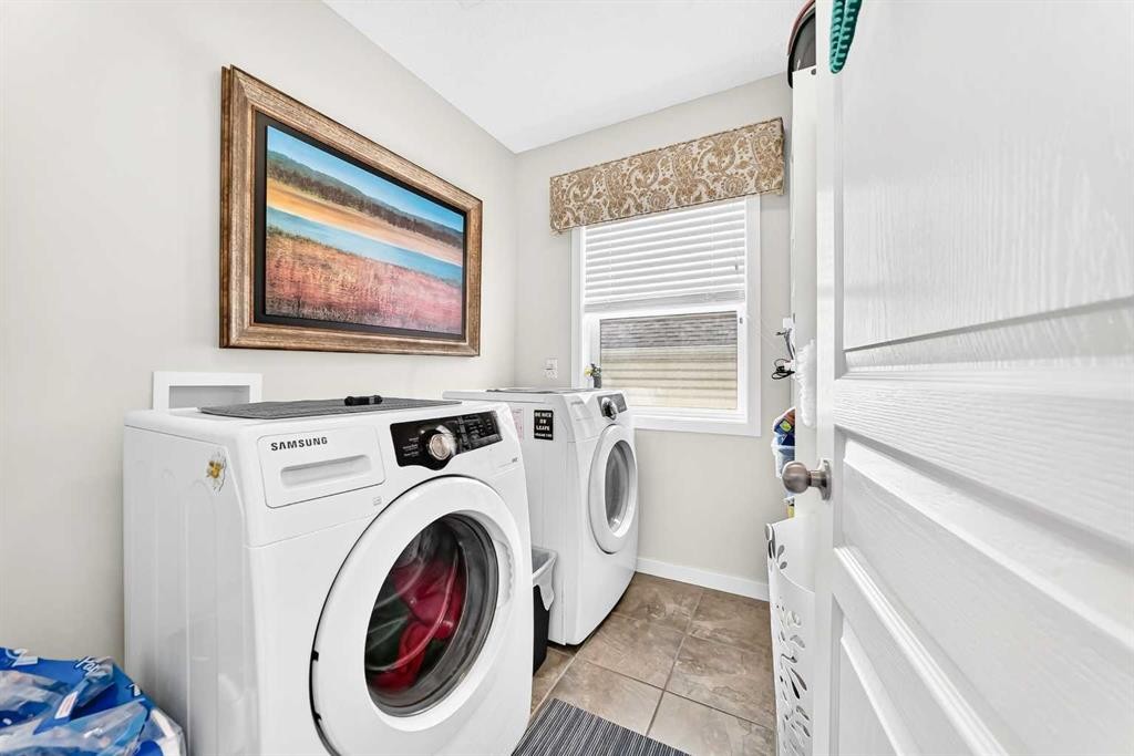 302 Sunset Point, Cochrane, AB - Indoor Photo Showing Laundry Room