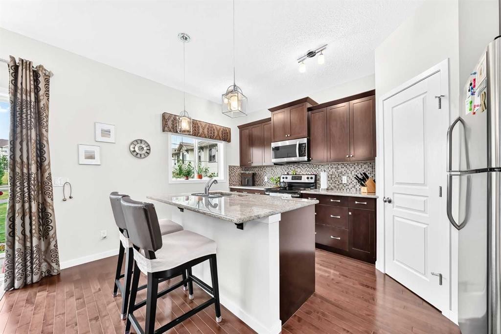 302 Sunset Point, Cochrane, AB - Indoor Photo Showing Kitchen With Upgraded Kitchen