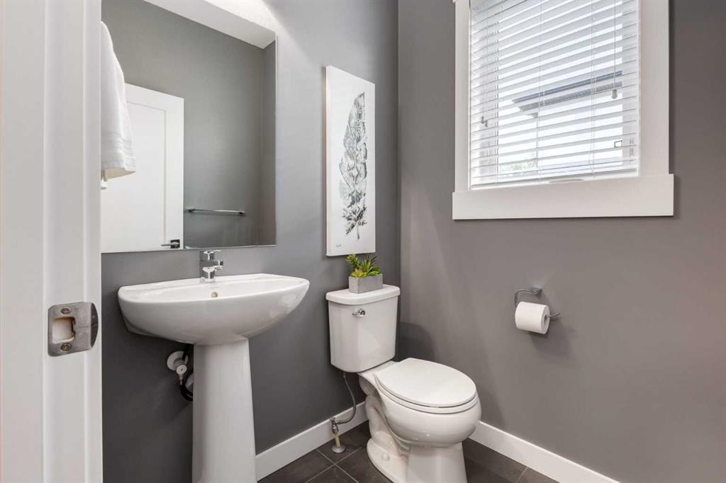 17-111 Rainbow Falls Gate, Chestermere, AB - Indoor Photo Showing Bathroom