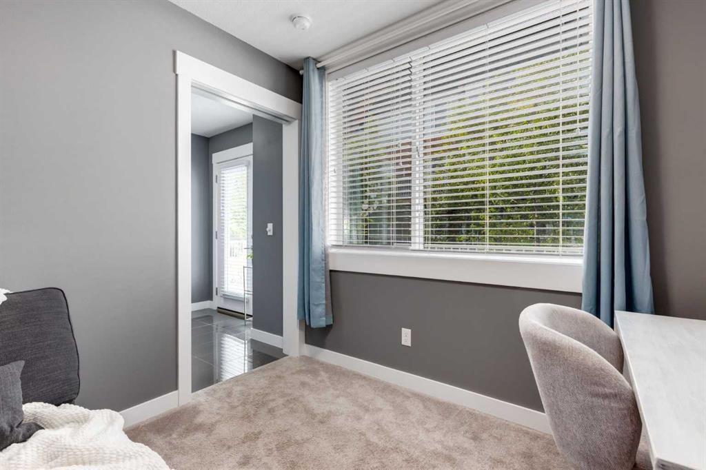 17-111 Rainbow Falls Gate, Chestermere, AB - Indoor Photo Showing Bedroom