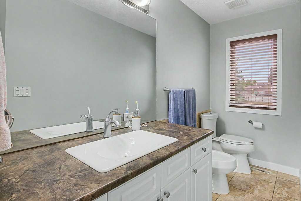 43 Riverside Road Se, Calgary, AB - Indoor Photo Showing Bathroom