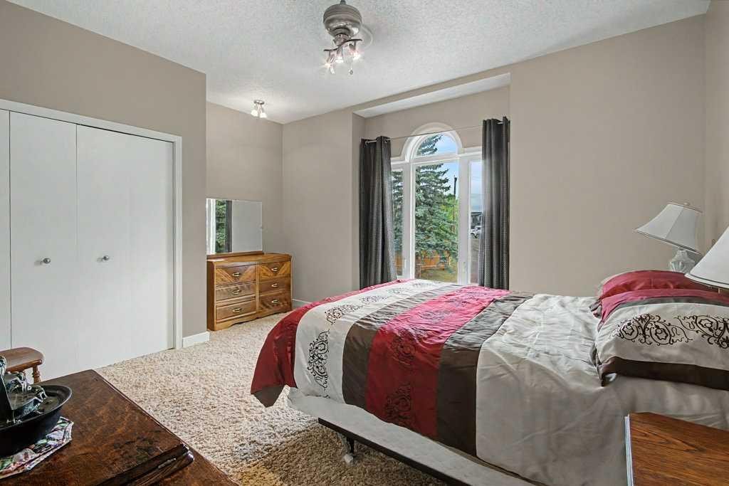 43 Riverside Road Se, Calgary, AB - Indoor Photo Showing Bedroom