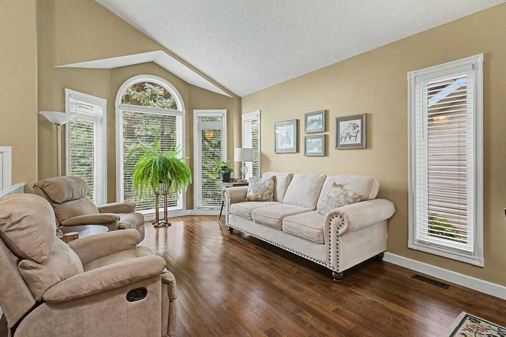 43 Riverside Road Se, Calgary, AB - Indoor Photo Showing Living Room