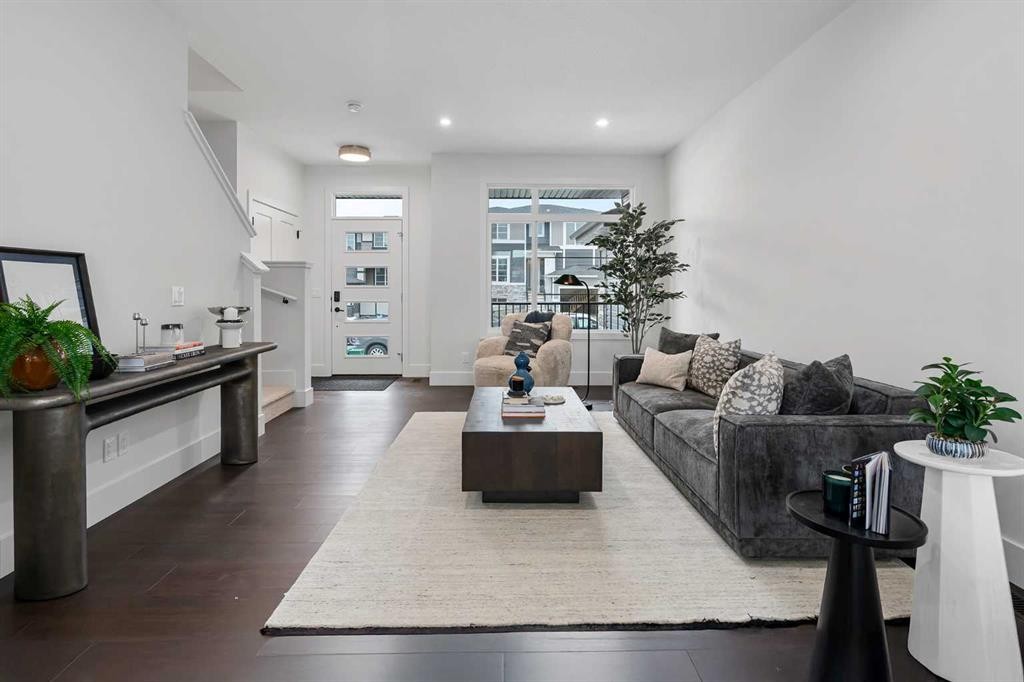 7178 Rangeview Avenue Se, Calgary, AB - Indoor Photo Showing Living Room