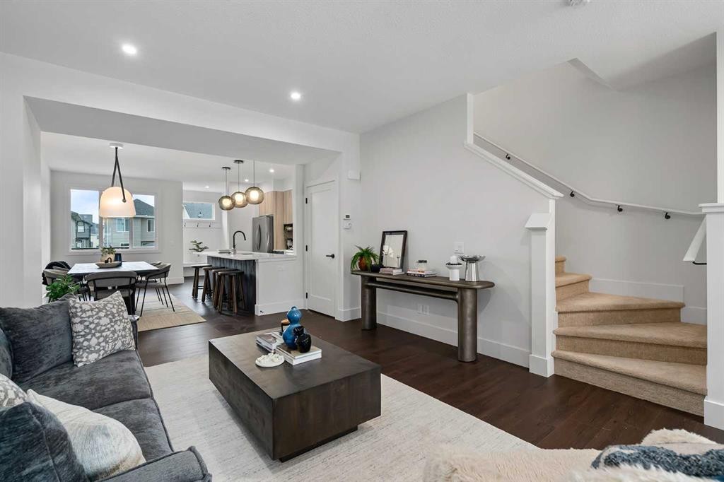 7178 Rangeview Avenue Se, Calgary, AB - Indoor Photo Showing Living Room