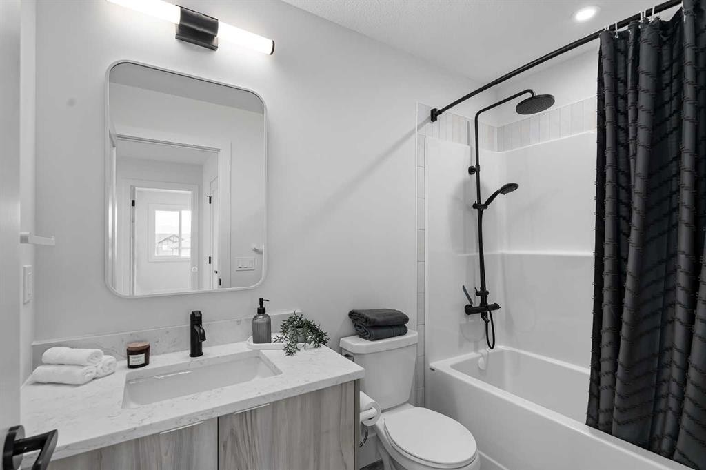 7178 Rangeview Avenue Se, Calgary, AB - Indoor Photo Showing Bathroom