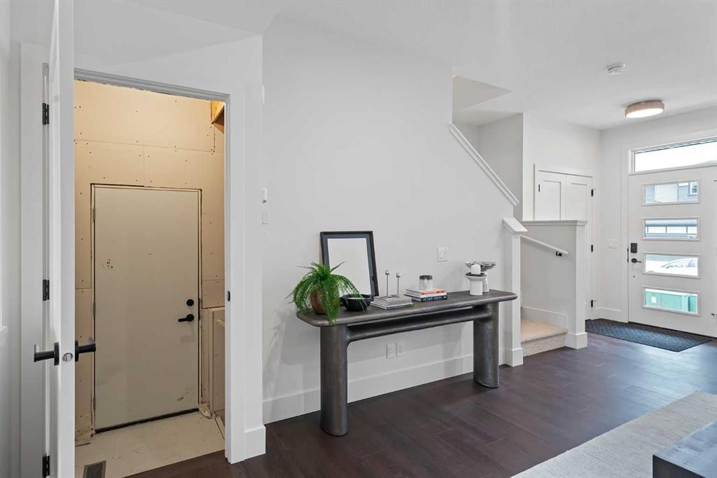 7178 Rangeview Avenue Se, Calgary, AB - Indoor Photo Showing Other Room