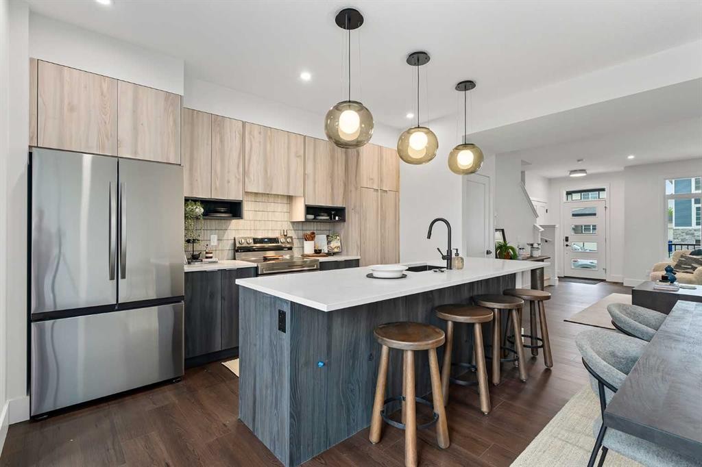 7178 Rangeview Avenue Se, Calgary, AB - Indoor Photo Showing Kitchen With Stainless Steel Kitchen With Upgraded Kitchen
