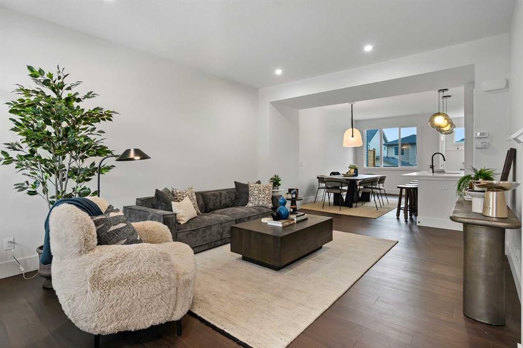7178 Rangeview Avenue Se, Calgary, AB - Indoor Photo Showing Living Room