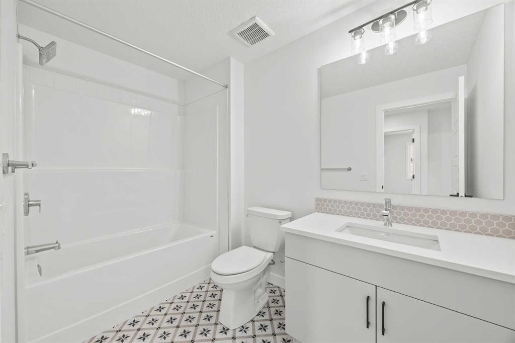 37 Sora Gardens Se, Calgary, AB - Indoor Photo Showing Bathroom