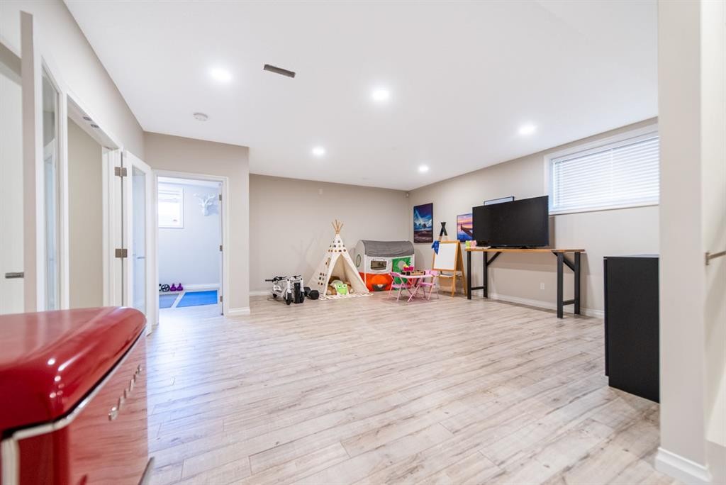 98 Mahogany Passage Se, Calgary, AB - Indoor Photo Showing Other Room