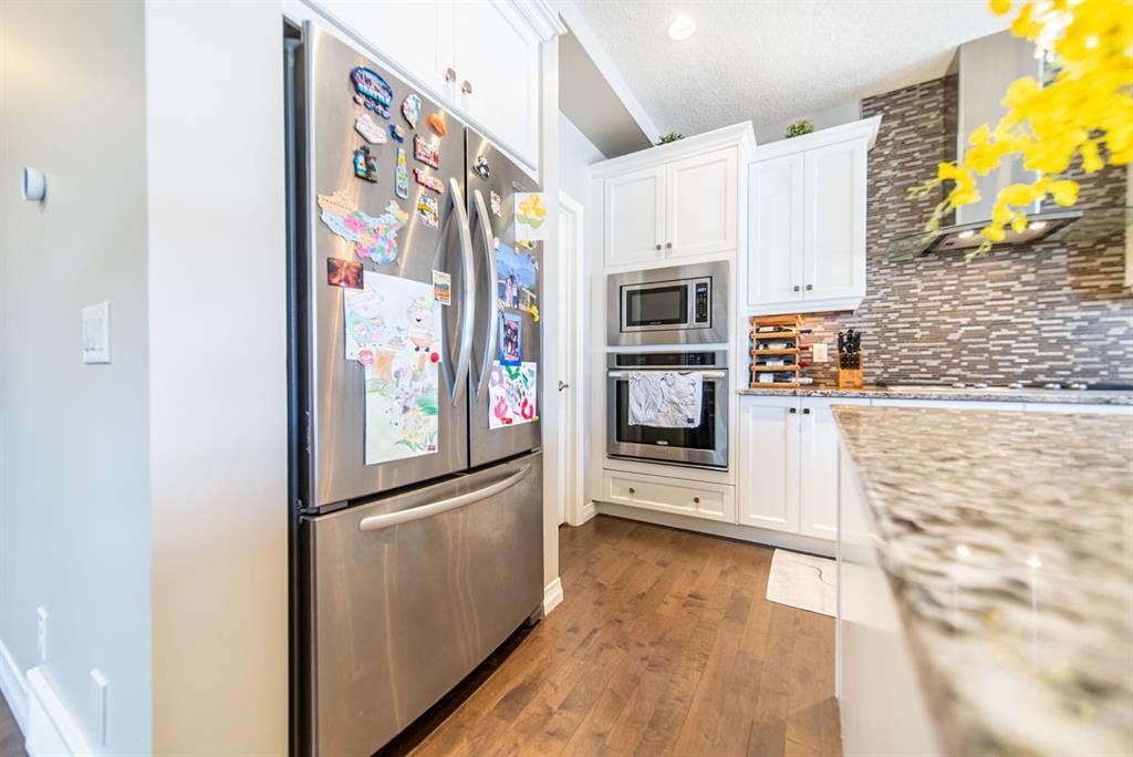 98 Mahogany Passage Se, Calgary, AB - Indoor Photo Showing Kitchen
