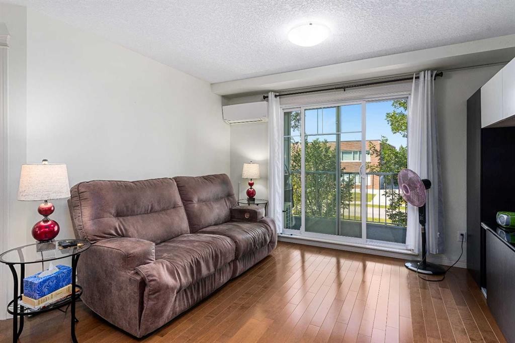 208-304 Cranberry Park Se, Calgary, AB - Indoor Photo Showing Living Room