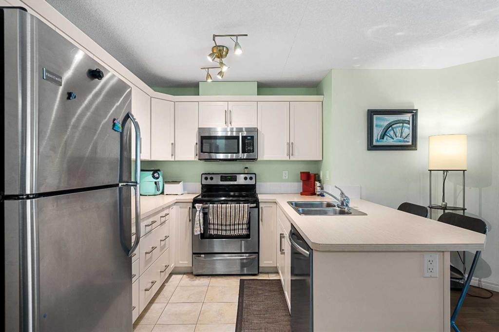 208-304 Cranberry Park Se, Calgary, AB - Indoor Photo Showing Kitchen With Double Sink