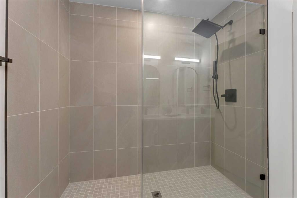 104 Oakmoor Place Sw, Calgary, AB - Indoor Photo Showing Bathroom
