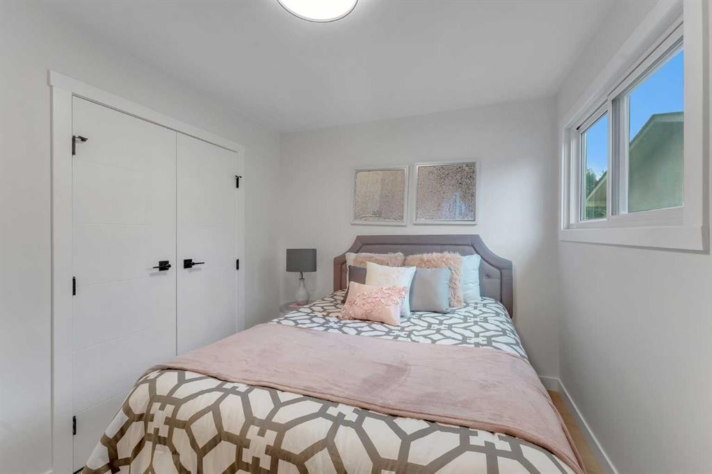 104 Oakmoor Place Sw, Calgary, AB - Indoor Photo Showing Bedroom