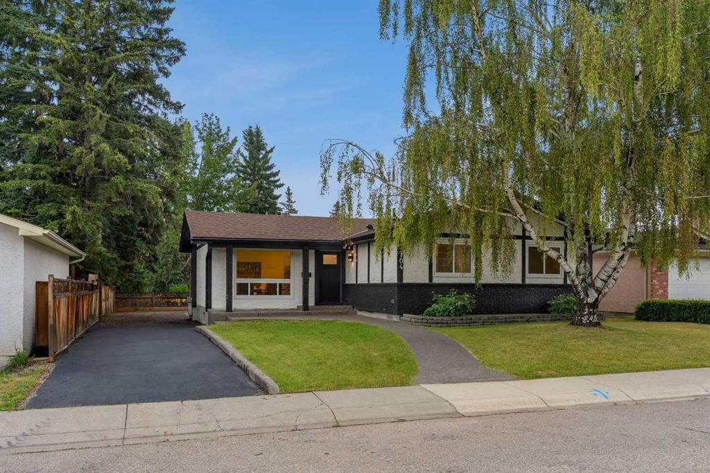 104 Oakmoor Place Sw, Calgary, AB - Outdoor With Facade