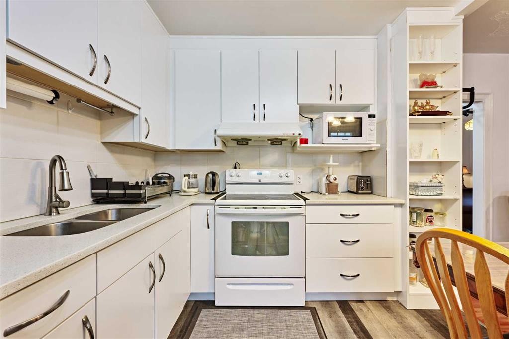 702 17 Avenue Nw, Calgary, AB - Indoor Photo Showing Kitchen With Double Sink