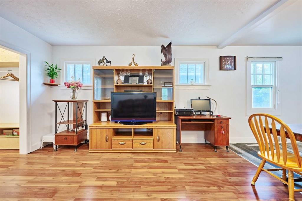 702 17 Avenue Nw, Calgary, AB - Indoor