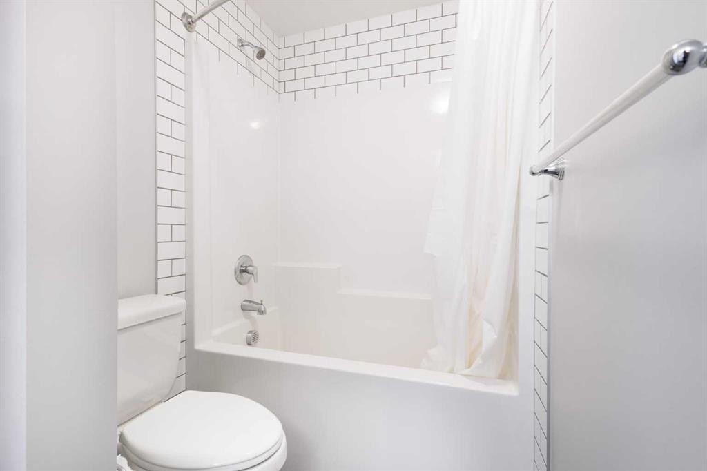 28 Seton Terrace Se, Calgary, AB - Indoor Photo Showing Bathroom