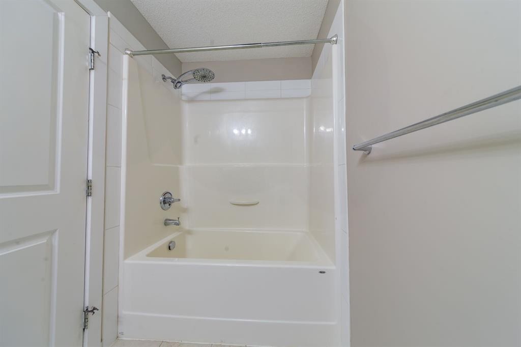 116-100 Cranfield Common Se, Calgary, AB - Indoor Photo Showing Bathroom