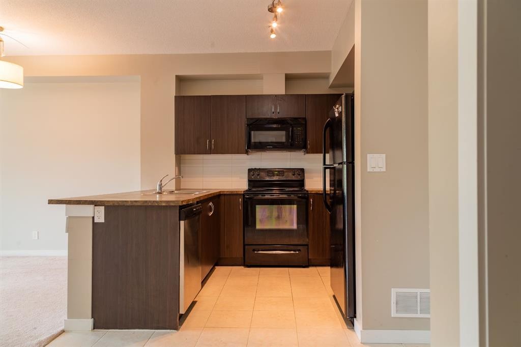 116-100 Cranfield Common Se, Calgary, AB - Indoor Photo Showing Kitchen