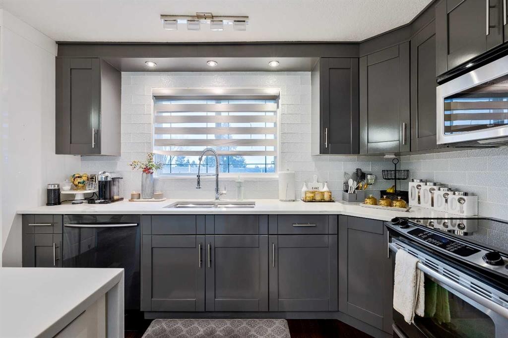 124 Whiteside Crescent Ne, Calgary, AB - Indoor Photo Showing Kitchen With Upgraded Kitchen