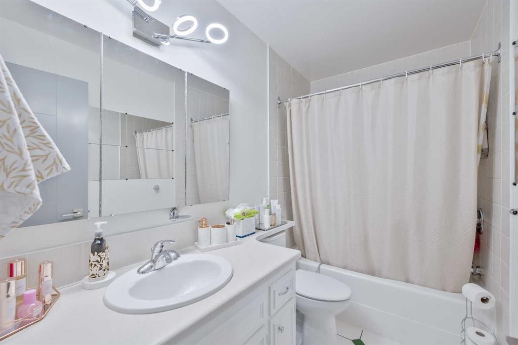 124 Whiteside Crescent Ne, Calgary, AB - Indoor Photo Showing Bathroom