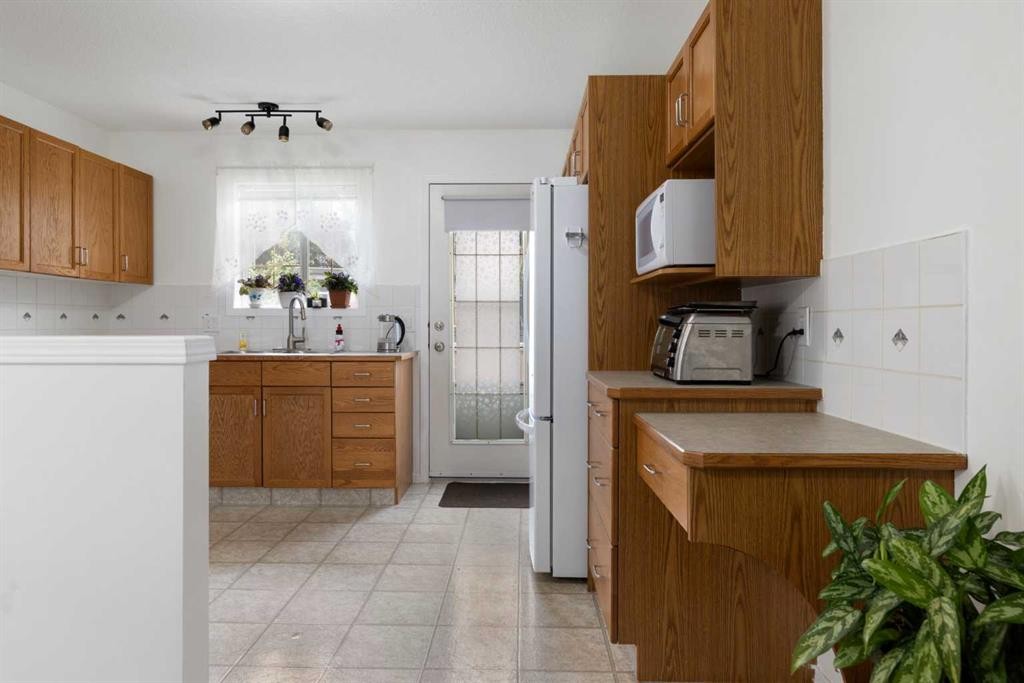 100 Dovista Court Se, Calgary, AB - Indoor Photo Showing Kitchen