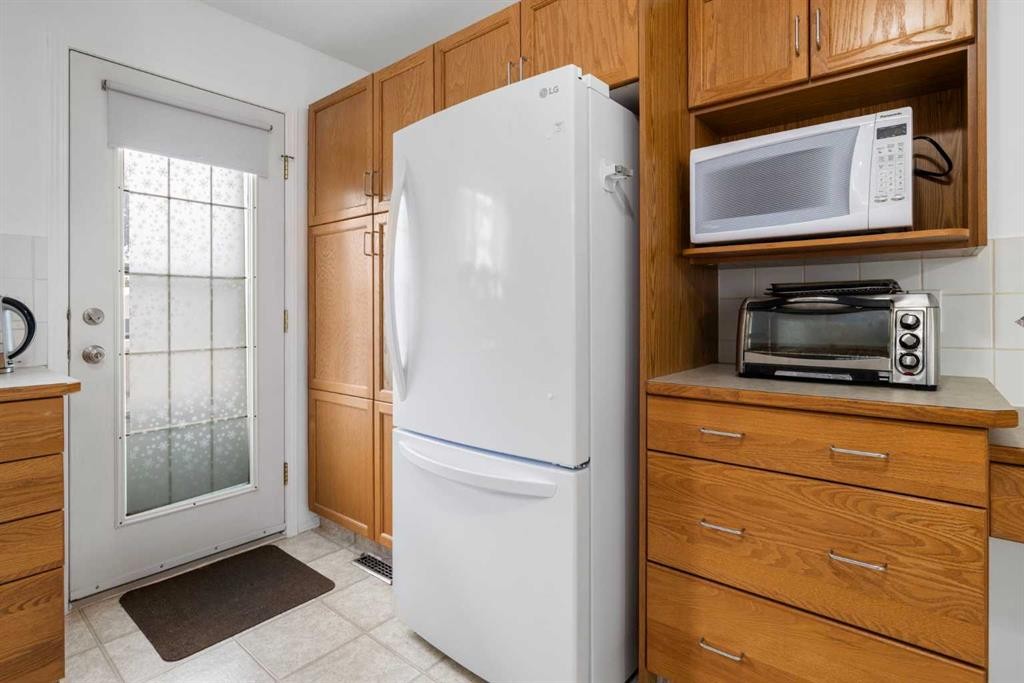 100 Dovista Court Se, Calgary, AB - Indoor Photo Showing Kitchen