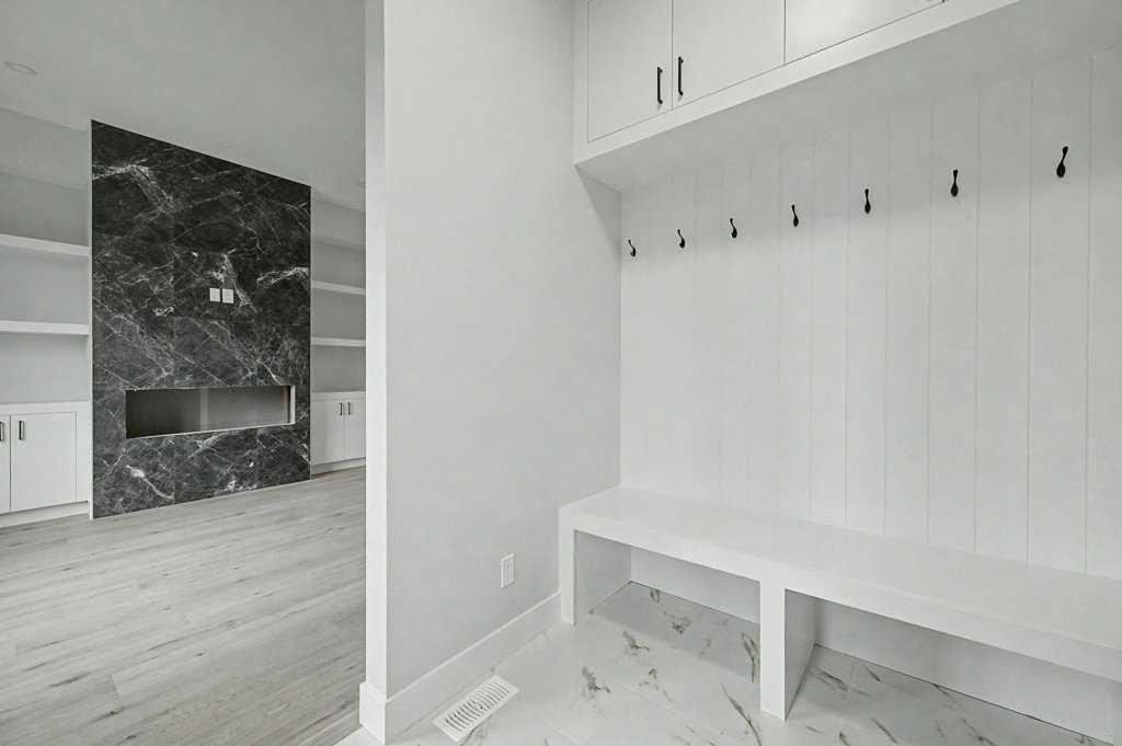 8310 34 Avenue Nw, Calgary, AB - Indoor Photo Showing Other Room