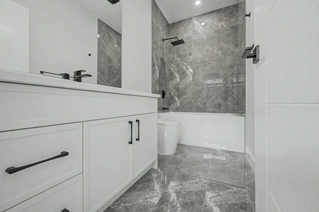 8310 34 Avenue Nw, Calgary, AB - Indoor Photo Showing Bathroom