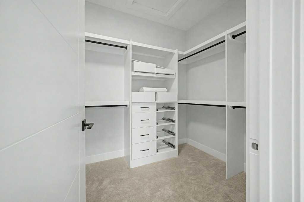 8310 34 Avenue Nw, Calgary, AB - Indoor Photo Showing Other Room