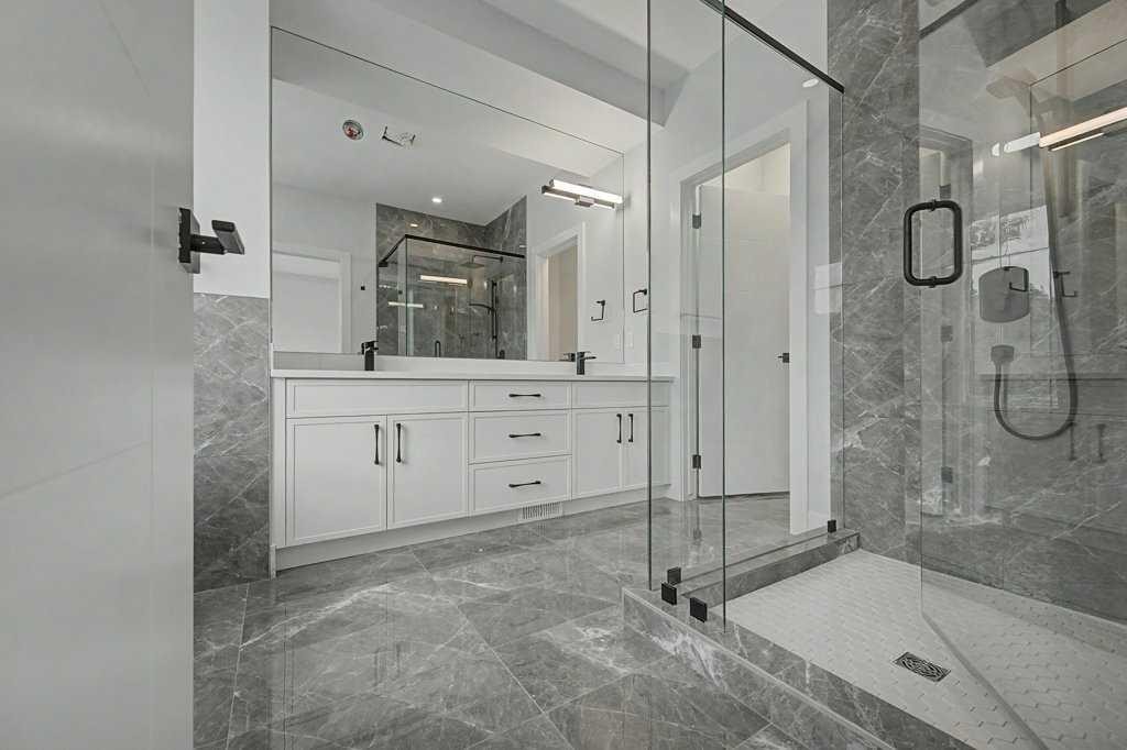 8310 34 Avenue Nw, Calgary, AB - Indoor Photo Showing Bathroom