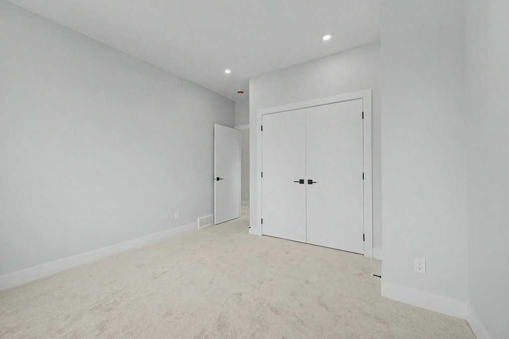 8310 34 Avenue Nw, Calgary, AB - Indoor Photo Showing Other Room