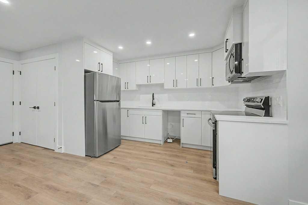 8310 34 Avenue Nw, Calgary, AB - Indoor Photo Showing Kitchen