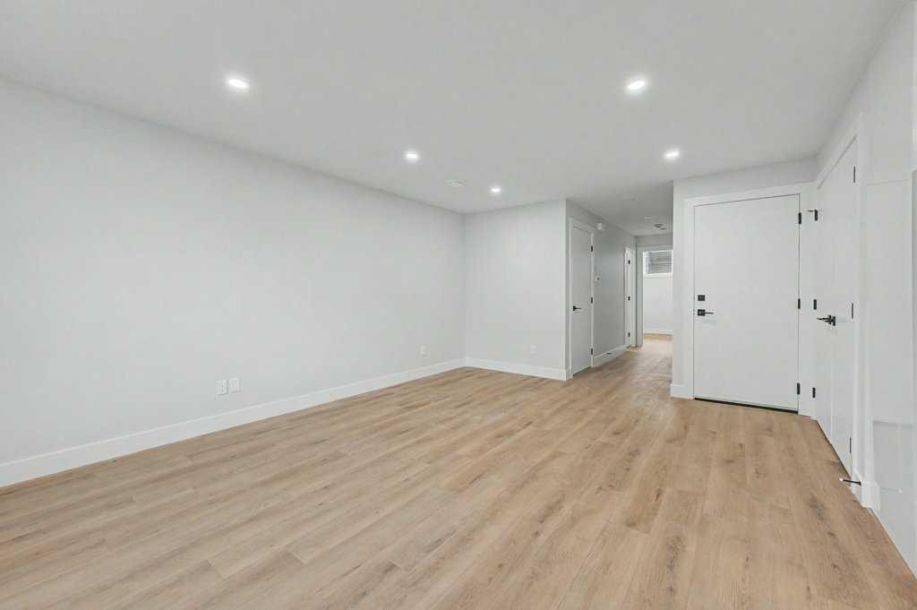 8310 34 Avenue Nw, Calgary, AB - Indoor Photo Showing Other Room
