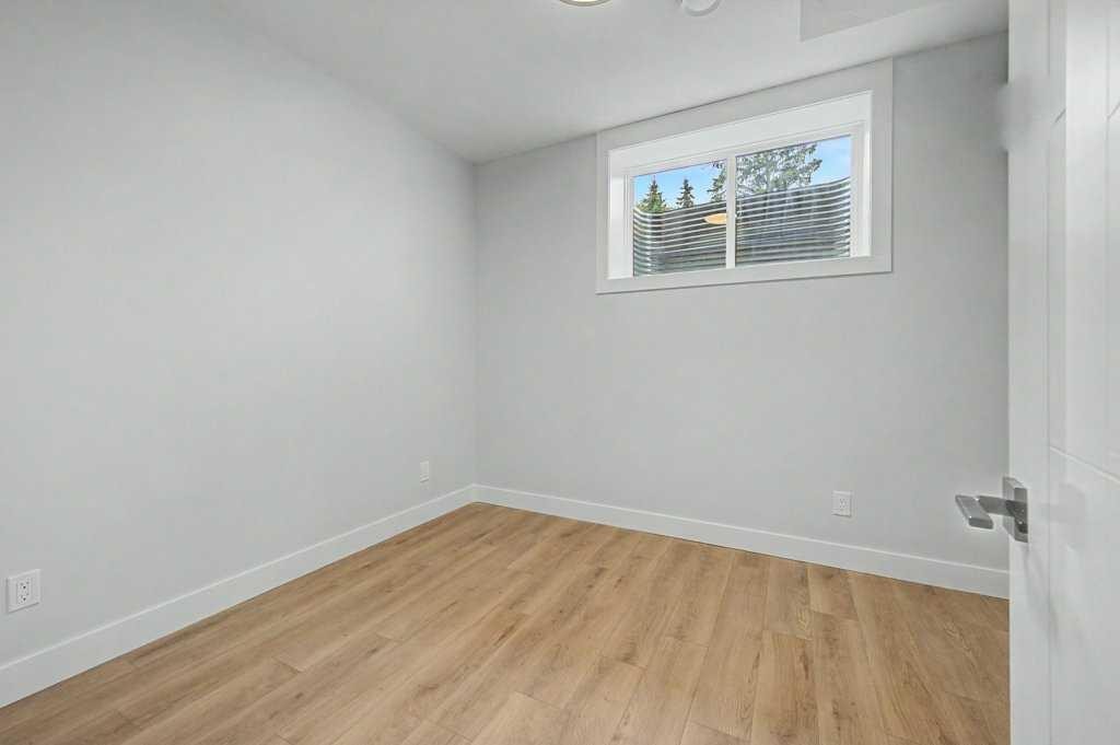 8310 34 Avenue Nw, Calgary, AB - Indoor Photo Showing Other Room