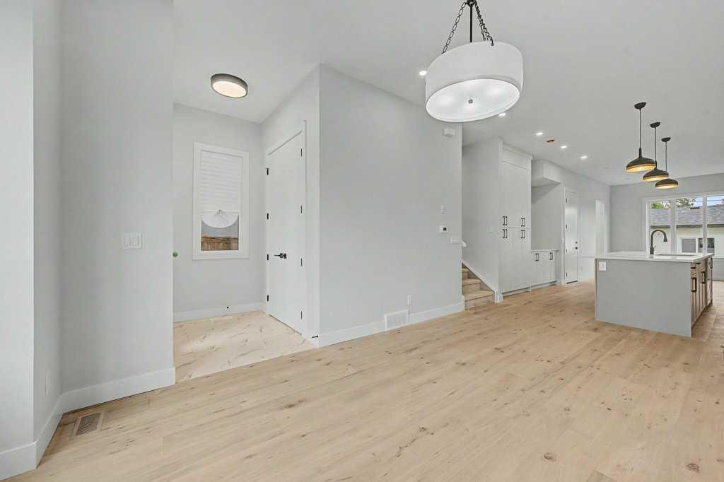 8310 34 Avenue Nw, Calgary, AB - Indoor