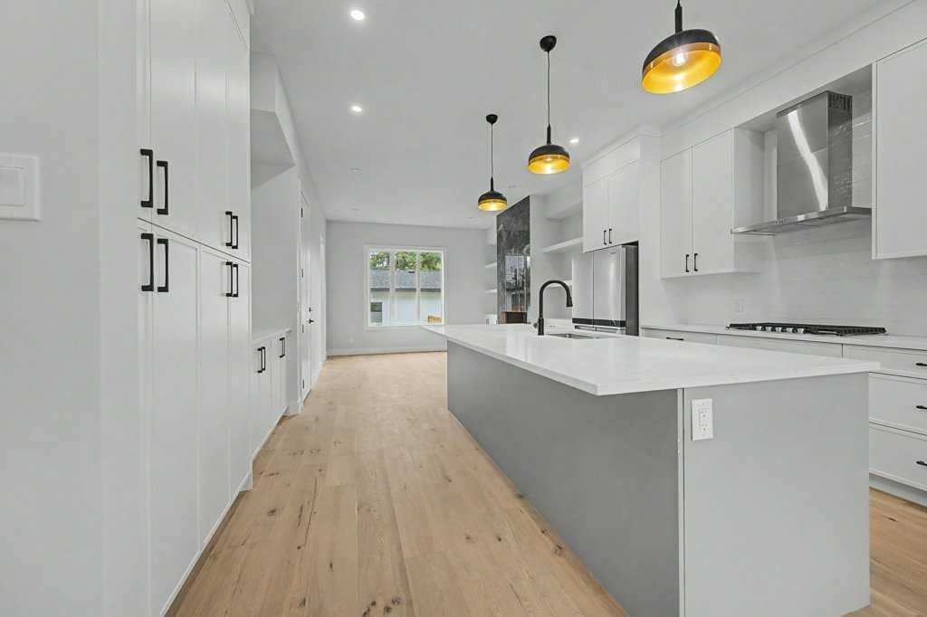 8310 34 Avenue Nw, Calgary, AB - Indoor Photo Showing Kitchen With Upgraded Kitchen