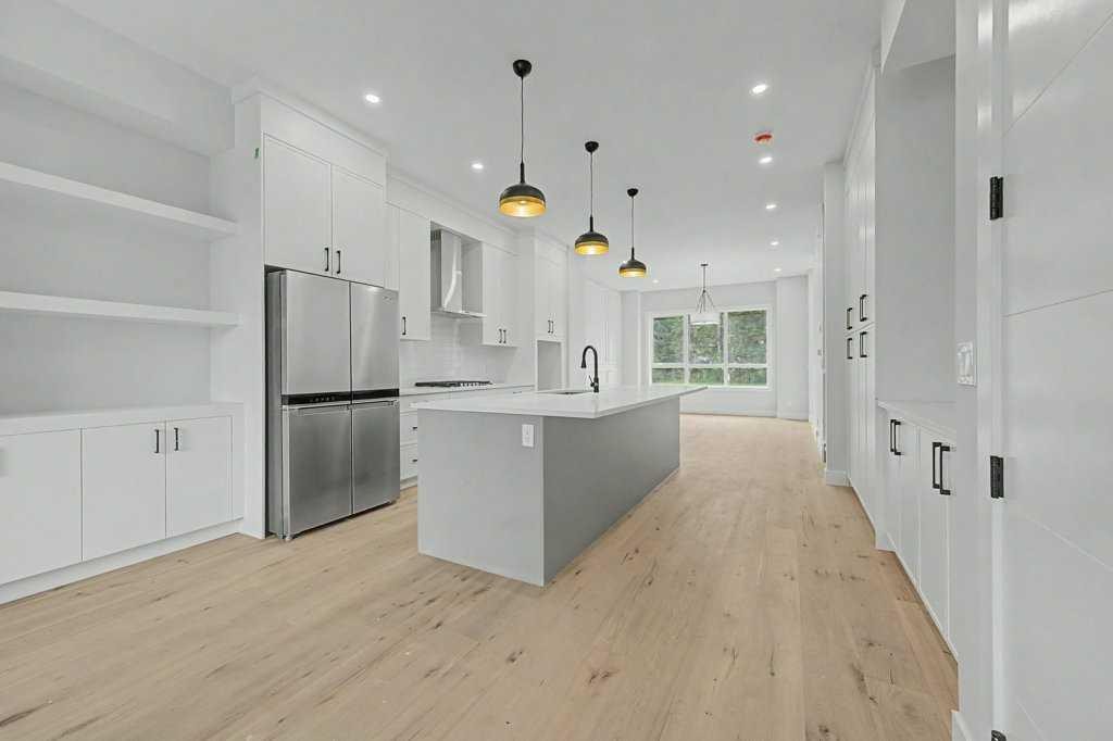 8310 34 Avenue Nw, Calgary, AB - Indoor Photo Showing Kitchen With Upgraded Kitchen