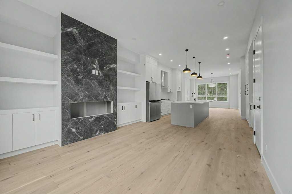 8310 34 Avenue Nw, Calgary, AB - Indoor Photo Showing Kitchen With Upgraded Kitchen