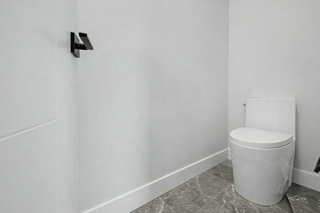 8310 34 Avenue Nw, Calgary, AB - Indoor Photo Showing Bathroom